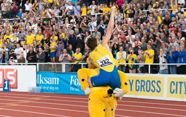 Armand Duplantis firar efter ett hopp på 6,00 meter på Stockholms stadion 2019