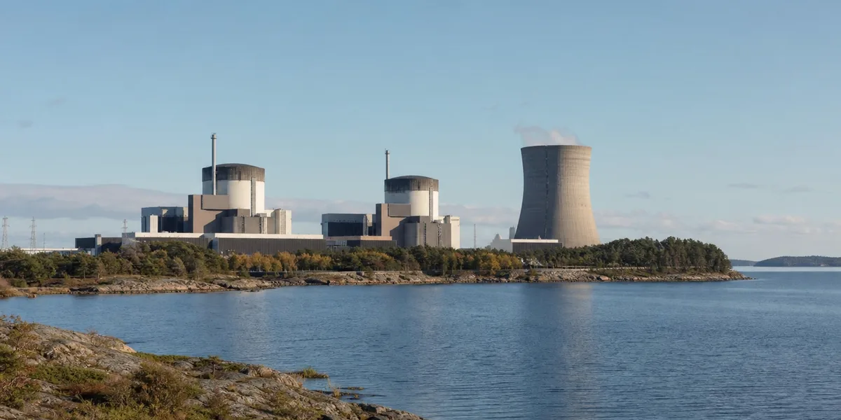 Kraftverk med rök mot himlen