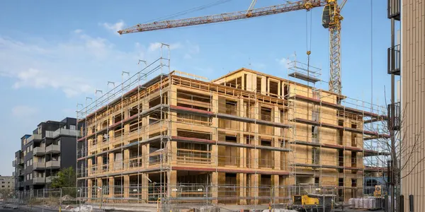 Bostadshus under byggnation i svensk stadsmiljö
