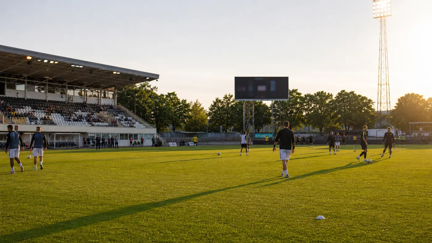 Svensk fotbollsarena med spelare inför återstarten av Superettan